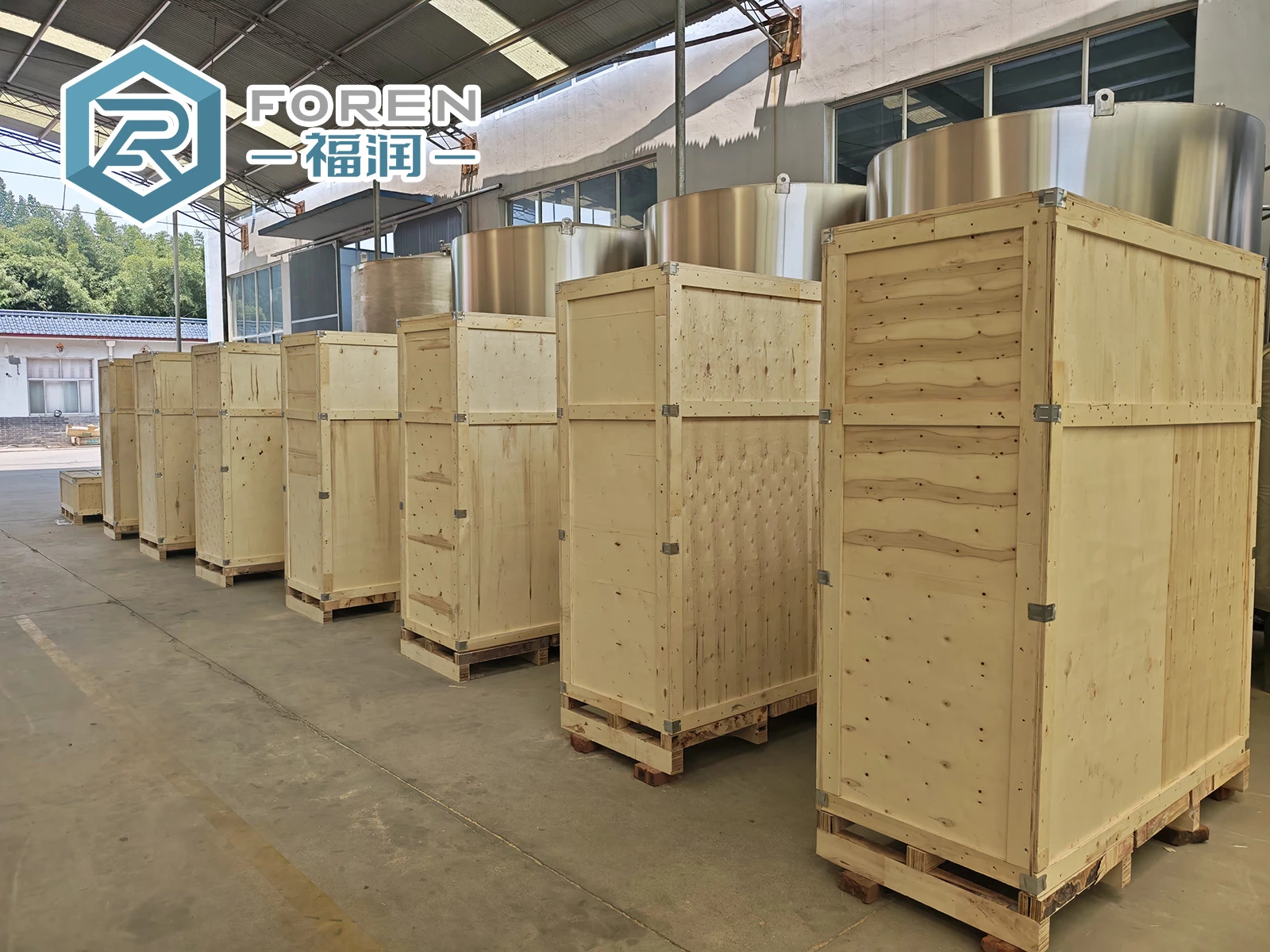 The reverse osmosis equipment is packed in wooden crates. The reverse osmosis equipment is packed in wooden crates.